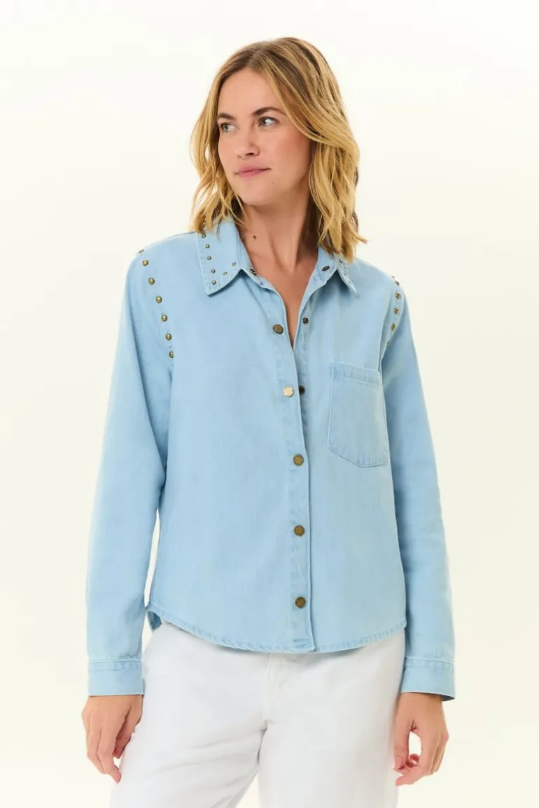 Camisa Jeans Rebites Gola e Cava