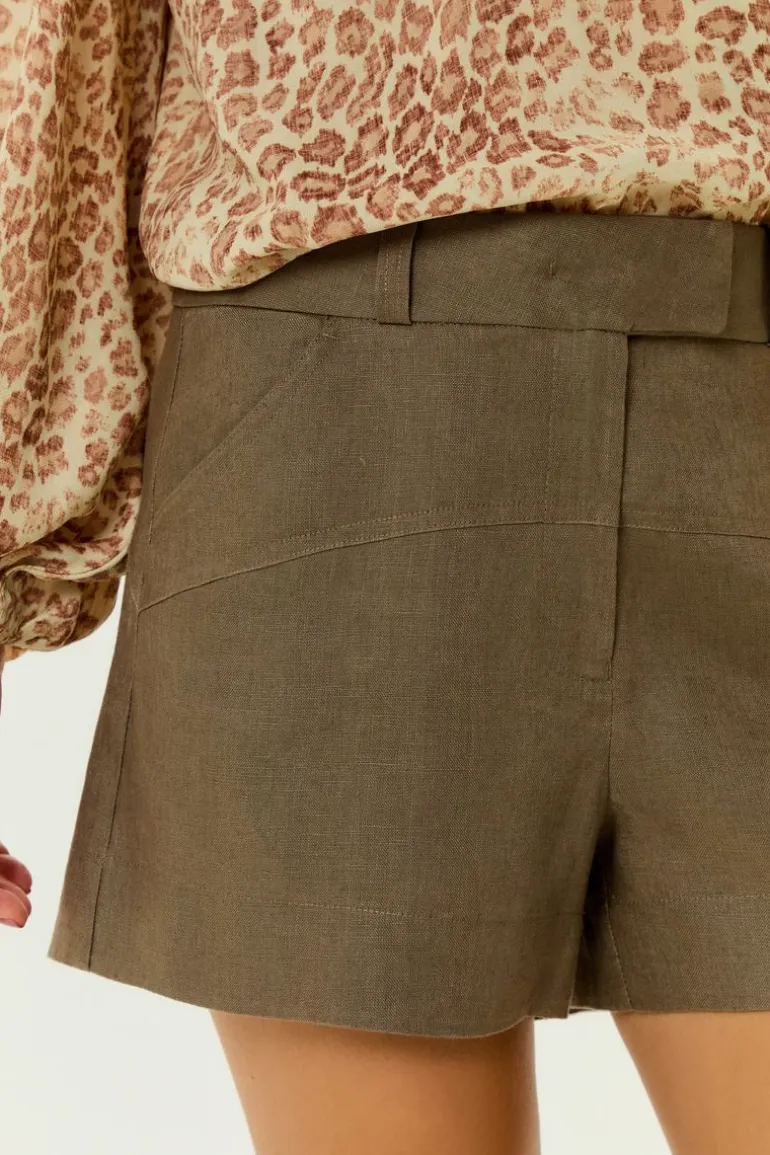 Short Linho Recortes Alfaiataria